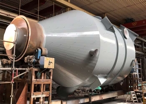 Säiliön hiekkapuhallus- ja maalaustyö konepajalla. 2018.